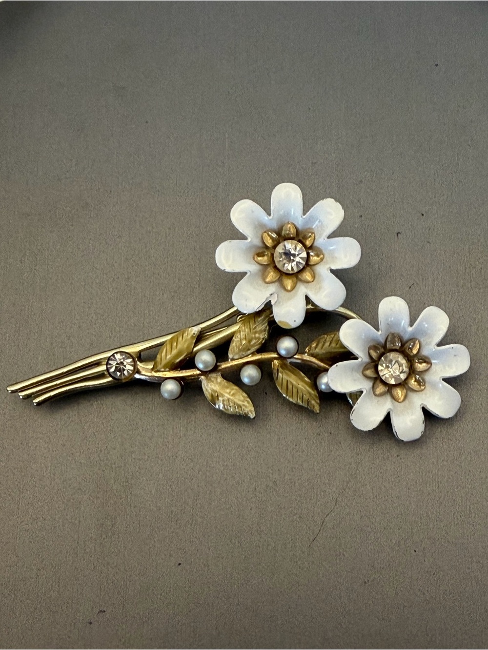 Coro White Enamel Daisy Rhinestone Faux Pearl Bouquet Brooch Vintage 3”